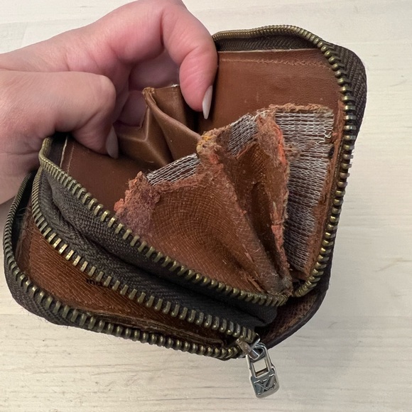 Louis Vuitton Coin Purse - Picture 6 of 6